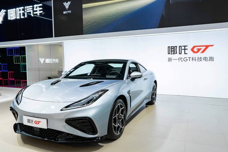 广州313哪吒汽车在智能汽车领域的表现，领途汽车在新能源汽车市场中的影响力